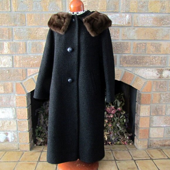 VINTAGE COAT w FUR COLLAR, BLACK NUBBY WOOL TEXTURE, 1960s CHIC w LARGE BUTTONS - Picture 5 of 8